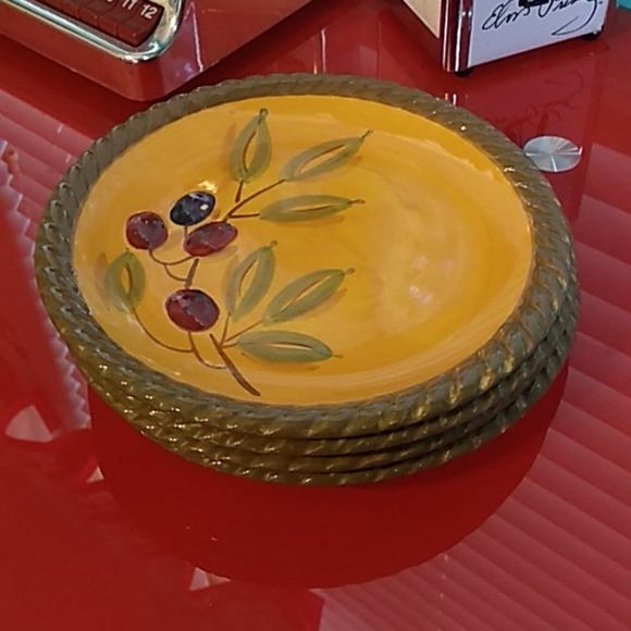 Set of 4. -8 inch plates 🍽️ - Picture 2 of 5